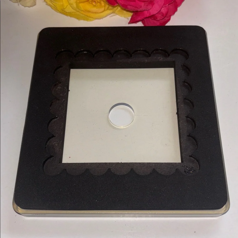 SIZZIX CLEAR SQUARE SCALLOP